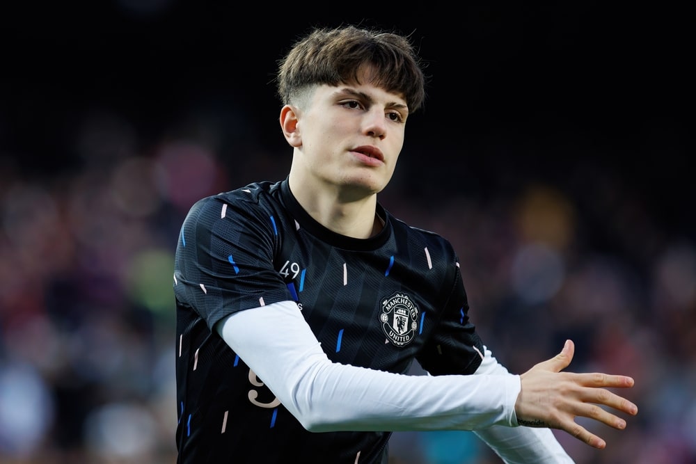 Alejandro Garnacho playing football for Man United