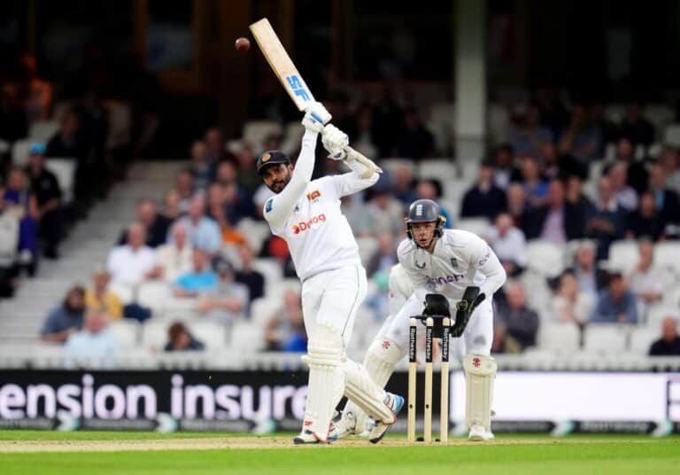 Sloppy England allow Sri Lanka back into third test