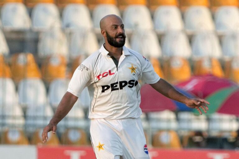 Sajid Khan puts Pakistan on top against England