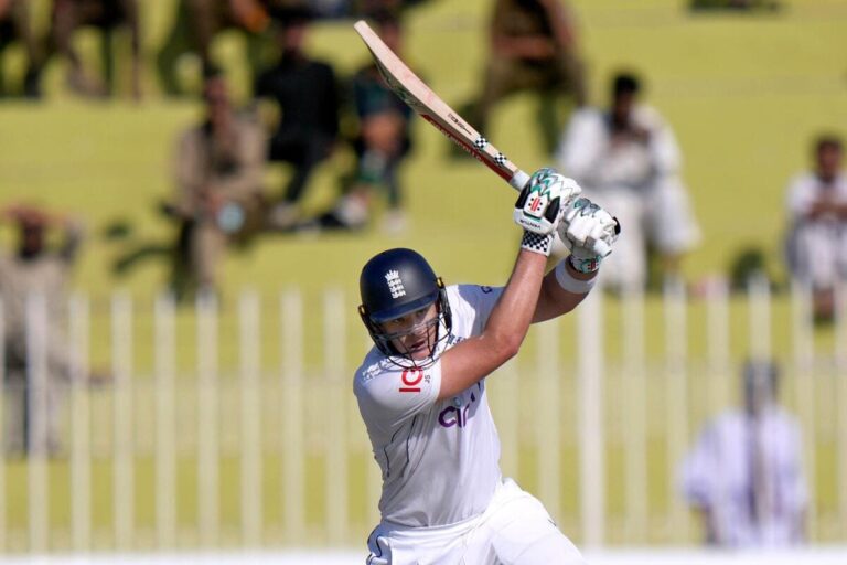 Smith gives England solid platform against Pakistan on spin-friendly track