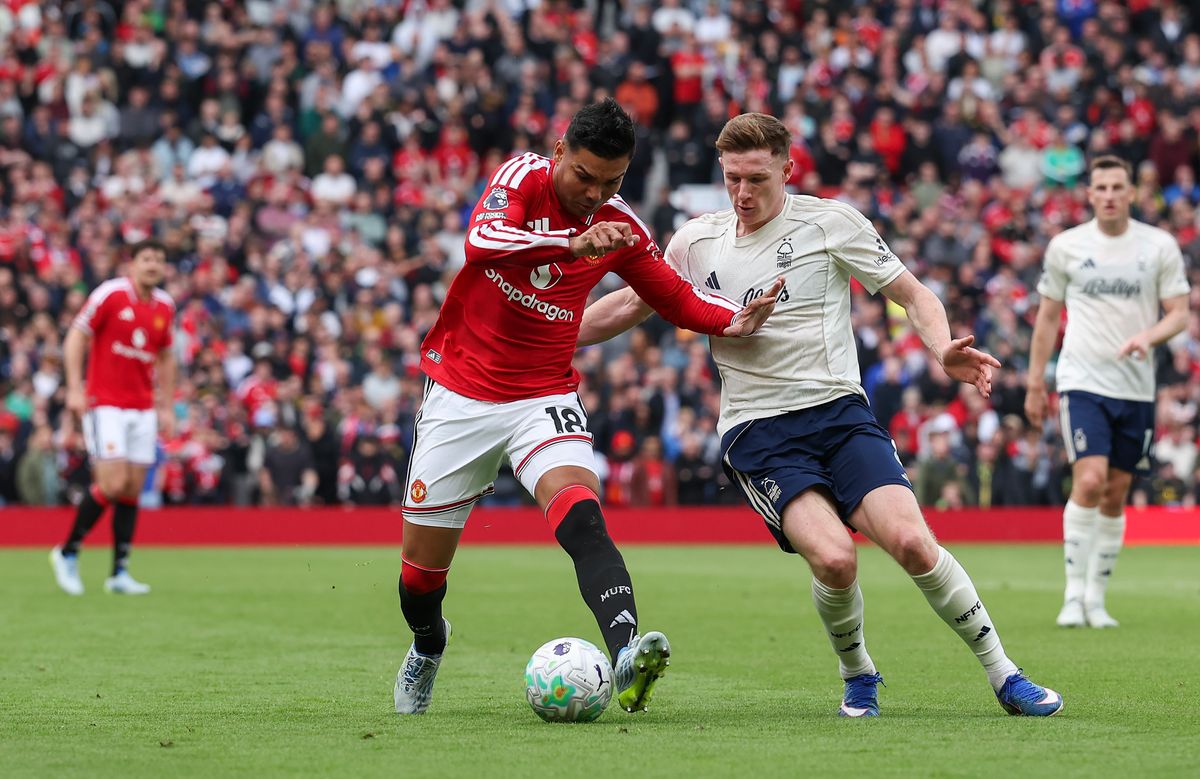 Casemiro is pressed by Elliot Anderson