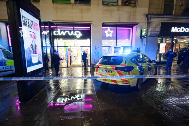0 PAY HUGE ARMED POLICE RESPONSE SERIOUS INCIDENT MANCHESTER CITY CENTRE